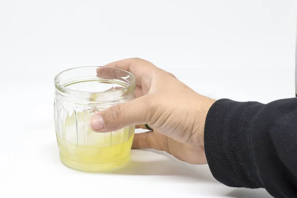 Man met glas limoncello of citroenlikeur in de hand — Stockfoto