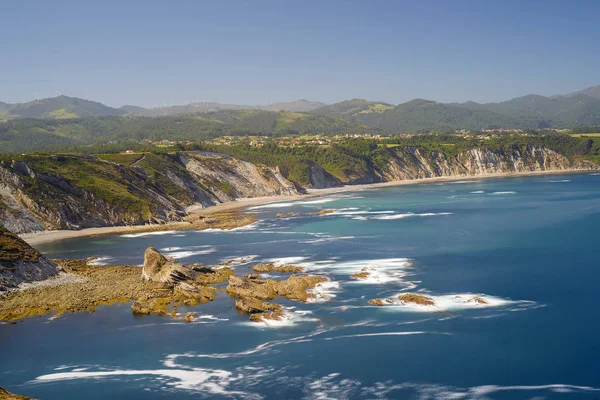 Asturië, kliffen en rotsen boven de Cantabrische Zee — Stockfoto