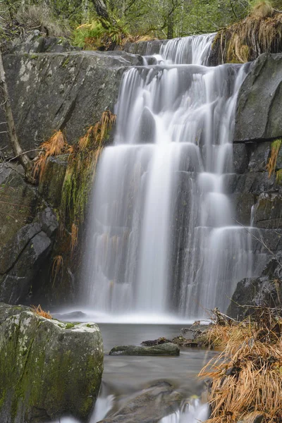 Waterfall in autumn in Las Hurdes, Extremadura — Stok fotoğraf