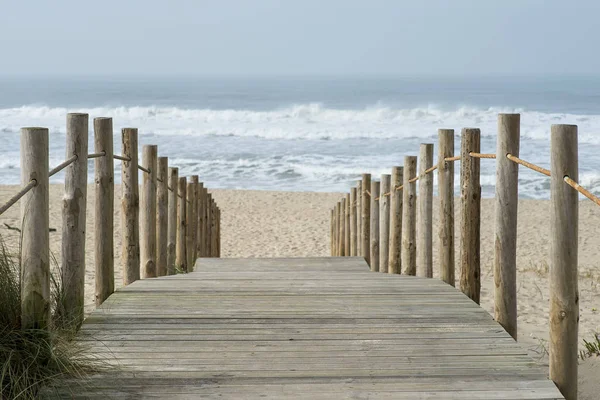 Drewniany chodnik do wejścia na plażę Esmoriz w Portugalii — Zdjęcie stockowe