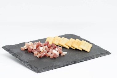 Kızarmış glütensiz ekmekli jambonlu taco.