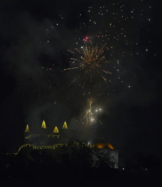 Feuerwerk von der Burg Perlim in Santa Maria da Feira, Portugal — Stockfoto