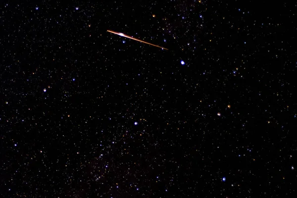 Fotografía de satélite o estrella fugaz a medida que pasa sobre profundo — Foto de Stock
