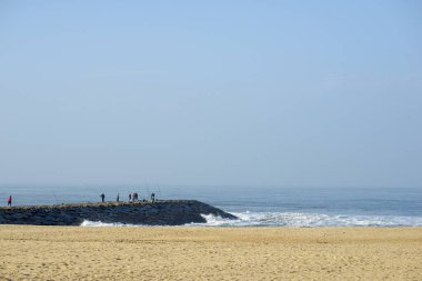 Denizde balık tutan insanlar