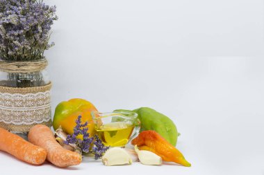 Allium sativum veya sarımsak, yeşil ve kırmızı biber, havuç ve hea