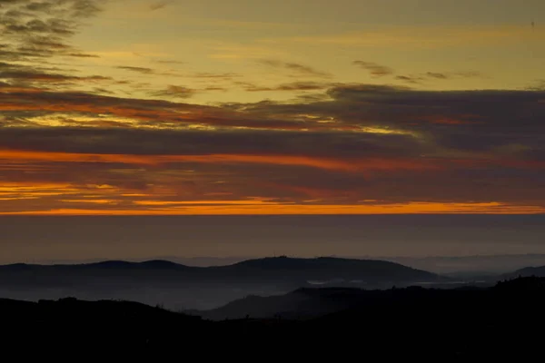 Serra da Freita 'da (Arouca) sis ve dağlarda gün batımı, Por — Stok fotoğraf