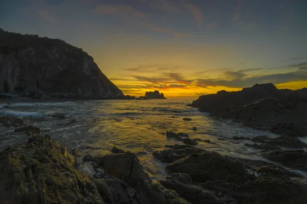 Asturië, zonsondergang op het strand van Gueirua in de Cantabrische Zee — Stockfoto