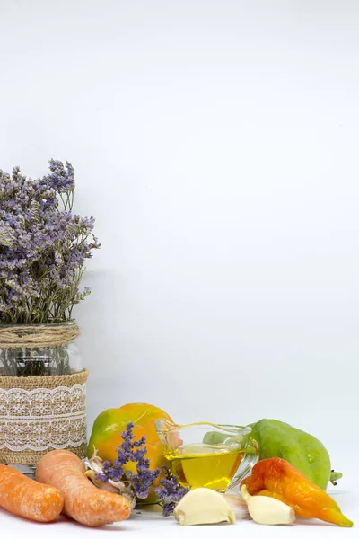 Allium sativum atau bawang putih, paprika hijau dan merah, wortel dan hea — Stok Foto