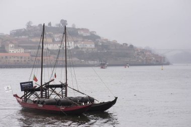 8 Aralık 2019 Vila Nova de Gaia, Portekiz. Nehirde bir tekne 