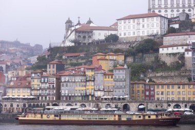 8 Aralık 2019 Porto, Portekiz. İnsanlar ve arabalar karşıya geçiyor.