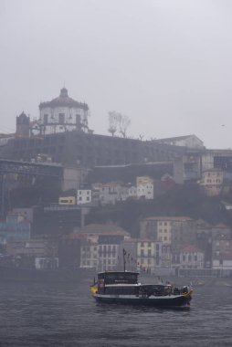 8 Aralık 2019. Gaia 'lı Vila Nova - Portekiz. Turistler karşıya geçiyor.