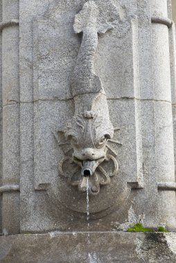 Çeşme balık heykel ile