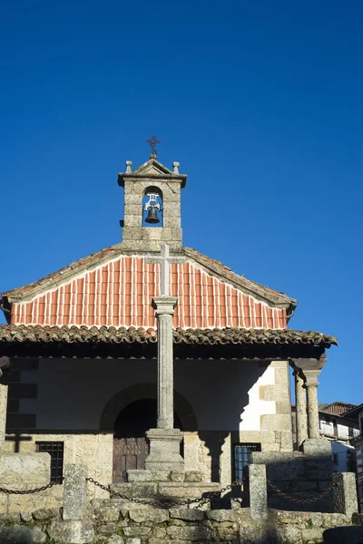 Ermida pequena ou igreja na praça Candelario, uma pequena cidade — Fotografia de Stock