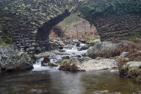 Stone bridge known as Males Bridge in Ovejuela Las Hurdes, Extre — Stok fotoğraf