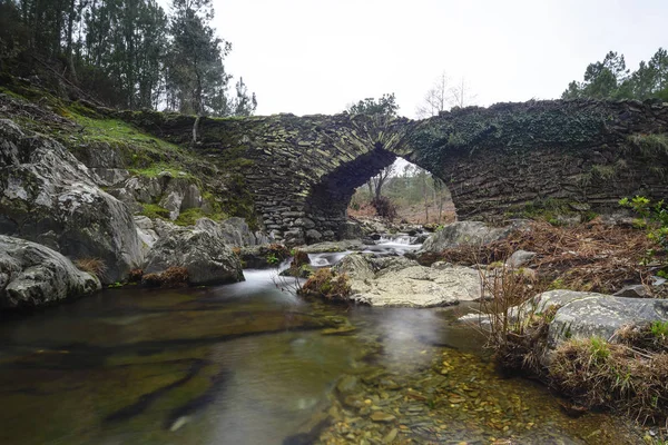 Stone bridge known as Males Bridge in Ovejuela Las Hurdes, Extre — Stok fotoğraf