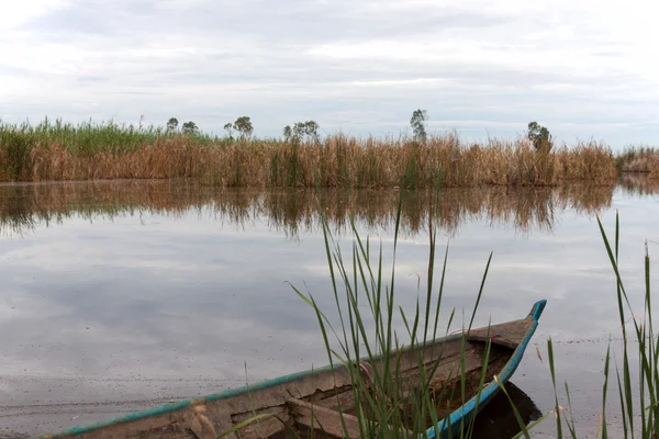 Barco de madera pesca local en un amarre —  Fotos de Stock