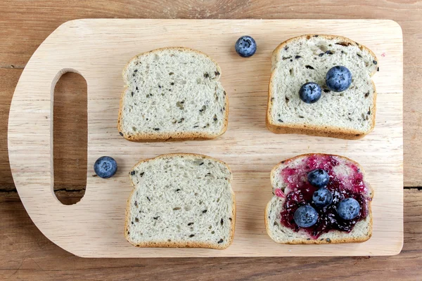 Vegetarische zwarte sesam brood topping bosbessen jam — Stockfoto