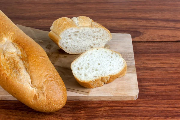 Frans stokbrood op hout — Stockfoto