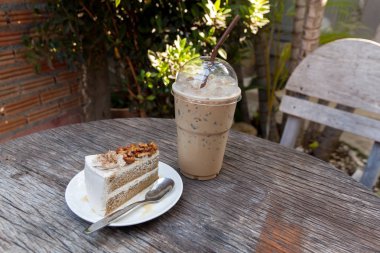 Badem ve soğuk espresso kahve kek