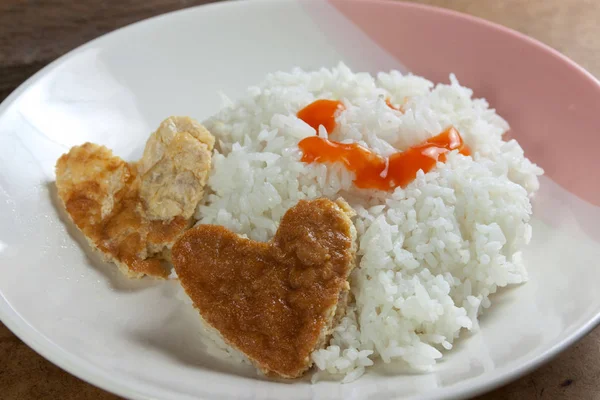 Tortilla en forma de corazón y arroz en plato blanco —  Fotos de Stock