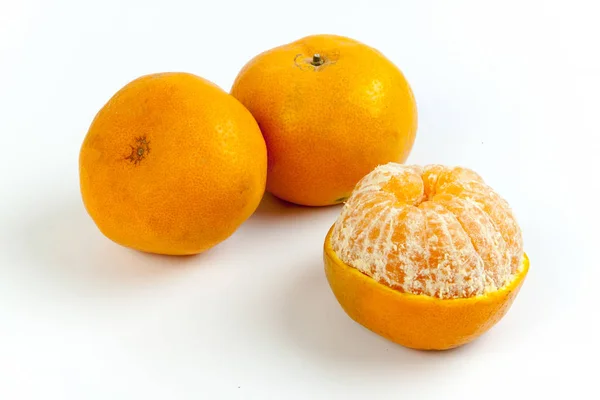 Frukt som är orange på vit — Stockfoto