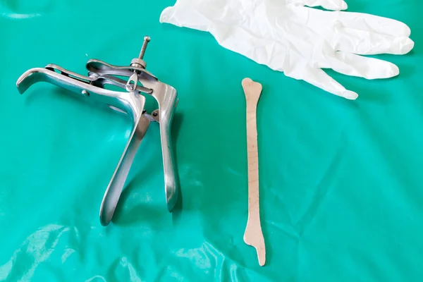 Оборудование вагинальное зеркало и лопатка — стоковое фото