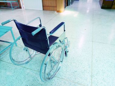 Lobide bir hastane boş tekerlekli sandalye