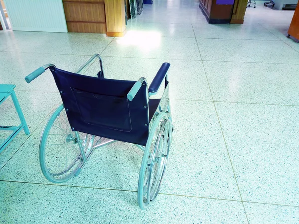 病院のロビーで空の車椅子 — ストック写真