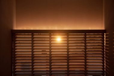 Ahşap kafes ile sabah güneş parlıyor