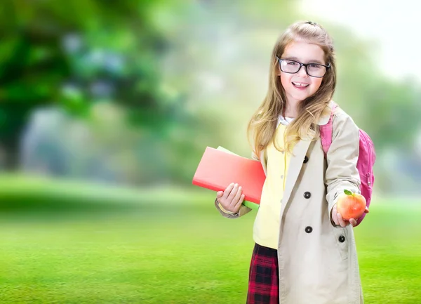 Κορίτσι παιδί σχολικής ηλικίας με έννοια εκπαίδευσής της apple. — Φωτογραφία Αρχείου