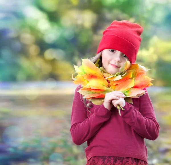 自然な背景の子女の子紅葉. — ストック写真