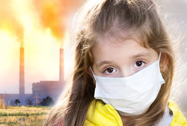 Industrianläggning rör med smutsig rök, luftföroreningar. — Stockfoto