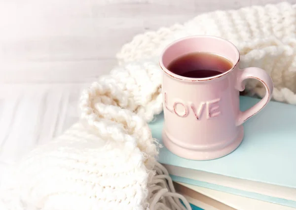Valentine'nın arka plan. Ahşap üzerine kahve çay kupa kitaplar dokuma kumaşlar.