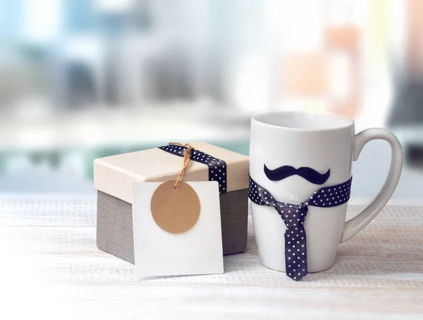 Taza blanca bigote regalo caja padres día concepto . — Foto de Stock