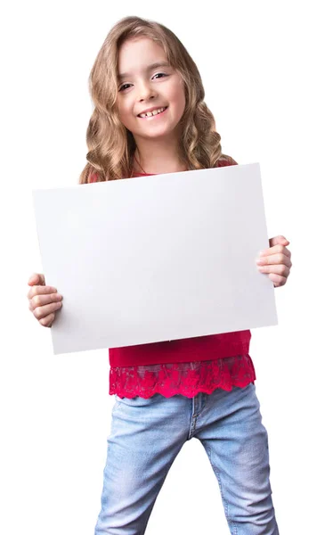 Menina criança sorrindo segurar branco folha em branco isolado . — Fotografia de Stock