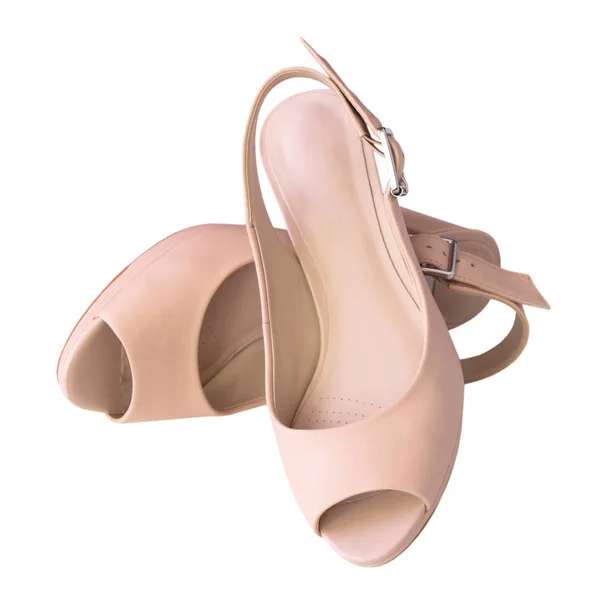 Par de zapatos beige femenino aislado . — Foto de Stock