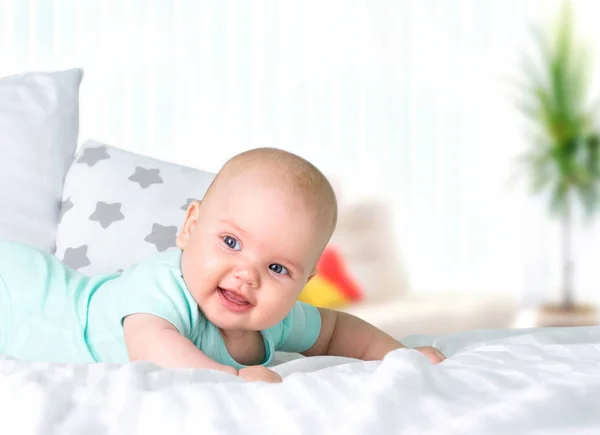赤ちゃんの笑顔幸せな女の子室内空領域の背景の肖像画. — ストック写真