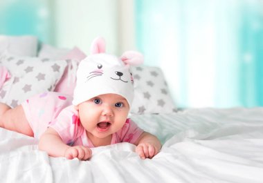 Bebek kız tavşan şapka boş alan arka plan.