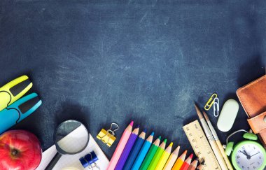 Kara tahta arka plan boş kopya alanı üzerinde okul malzemeleri.