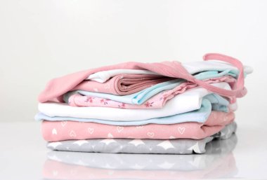 Yumuşak renk beyaz elbise yığını yığını.