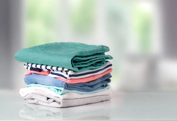 Pila de ropa de algodón colorido en la mesa de fondo vacío espacio . —  Fotos de Stock