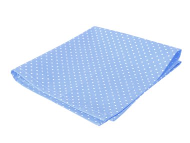 Mavi mutfak havlu izole katlanmış.