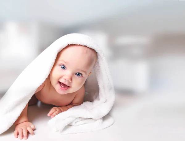 タオルで赤ちゃんの肖像画. — ストック写真