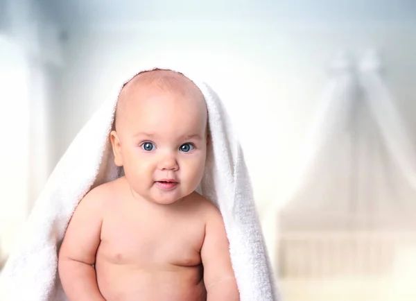 タオルを室内で赤ちゃん. — ストック写真