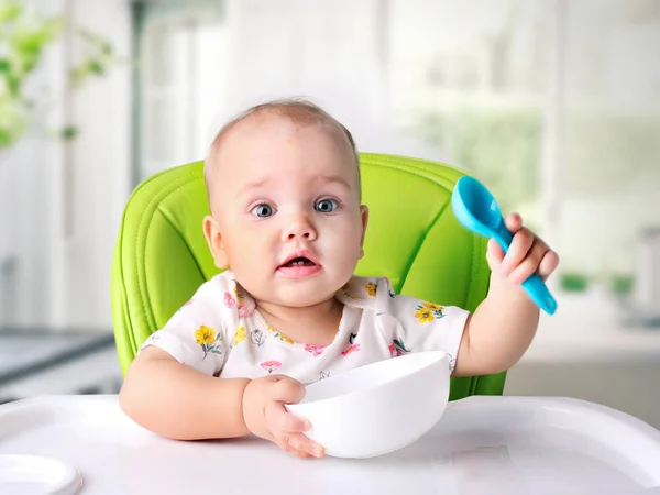 子供の食事。赤ちゃんを食べるします。子供の栄養. — ストック写真