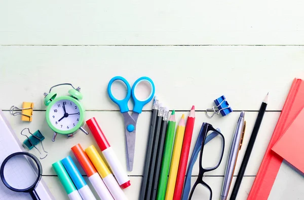 Material escolar estacionario sobre fondo vacío . —  Fotos de Stock