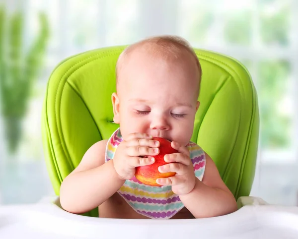 Baby eerste voedsel proberen. Kind met apple. — Stockfoto