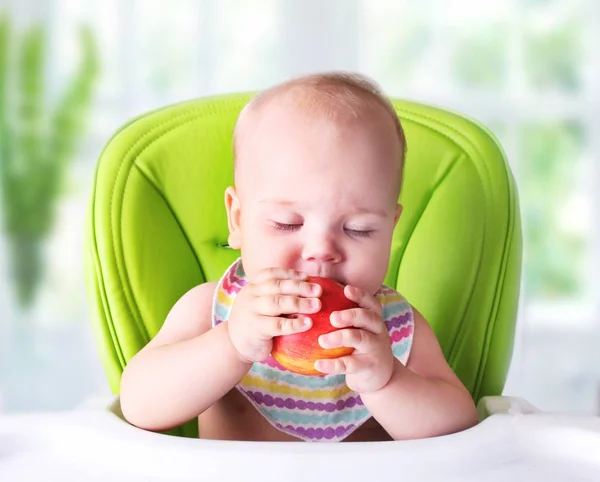 Baby eerste voedsel proberen. Kind met apple. — Stockfoto