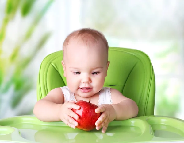 赤ちゃんを食べるします。子供の健康的なライフ スタイルのコンセプトです。アップル キッドします。. — ストック写真