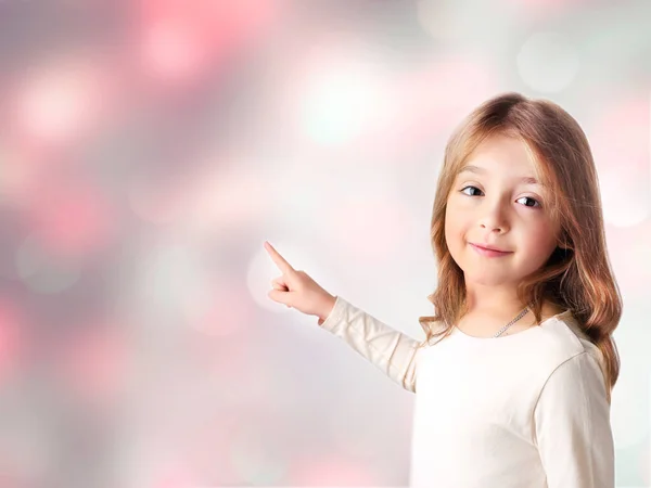 Kavkazský dívky portrét. Kid bod s prstem prázdné místo. — Stock fotografie